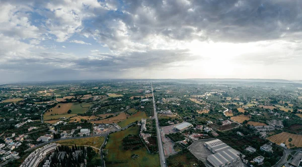 Putignano Apulia casas de ciudad y carreteras en Italia Drone 360 vr foto — Foto de Stock