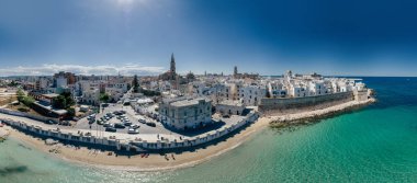 Monopoli Apulia kenti yakınlarındaki İtalya dron 360 vr deniz kıyı şeridi mavi