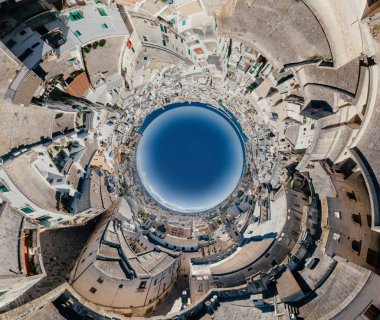 Monopoli Apulia kenti yakınlarındaki İtalya dron 360 vr deniz kıyı şeridi mavi