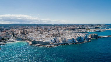 Beyaz kenti yakınlarındaki mavi deniz Monopoli Apulia sahil İtalya dron 360 vr mavi