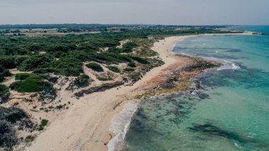 Apulia İtalya mavi deniz yaz kıyı şeridi dron 360 vr