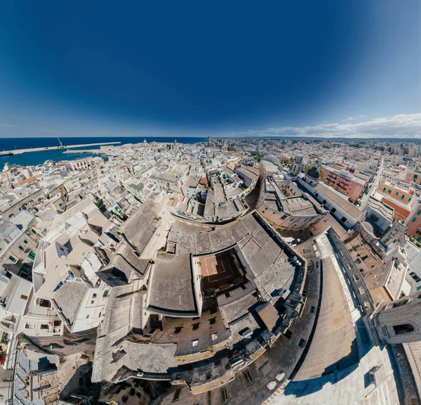 Monopoli Apulië stad in de buurt van het blauw van de zee kust in Italië Drone 360 vr — Stockfoto