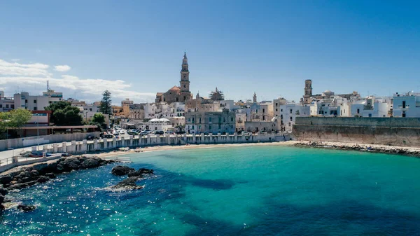 Ciudad blanca cerca de azul el mar Monopoli Apulia Costa azul en Italia Drone 360 vr — Foto de Stock