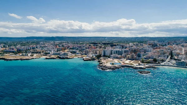 Ciudad blanca cerca de azul el mar Monopoli Apulia Costa azul en Italia Drone 360 vr — Foto de Stock