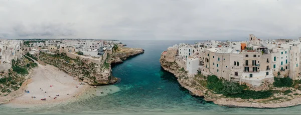 Gammal vit stad nära blå havet Polignano Apulien kusten blå i Italien Drone 360 vr — Stockfoto