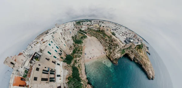 Gammal vit stad nära blå havet Polignano Apulien kusten blå i Italien Drone 360 vr — Stockfoto