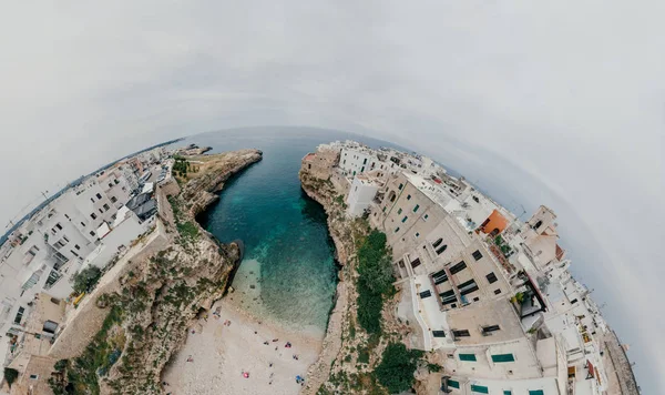 오래 된 백색 도시 인근 바다 나노 아마 Apulia 해안선 이탈리아 무인 항공기 360 vr에 블루 블루 — 스톡 사진