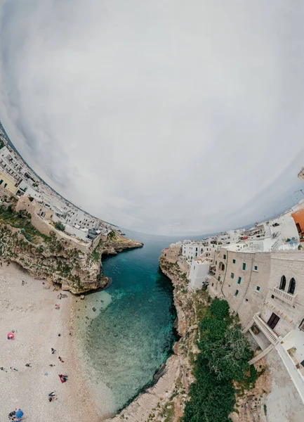 Gammal vit stad nära blå havet Polignano Apulien kusten blå i Italien Drone 360 vr — Stockfoto
