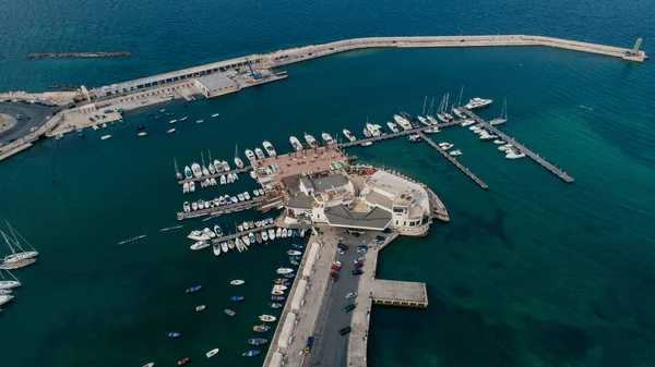 Bari Apulia Ciudad puerto barcos y yates Mar Costa en Italia Drone foto —  Fotos de Stock