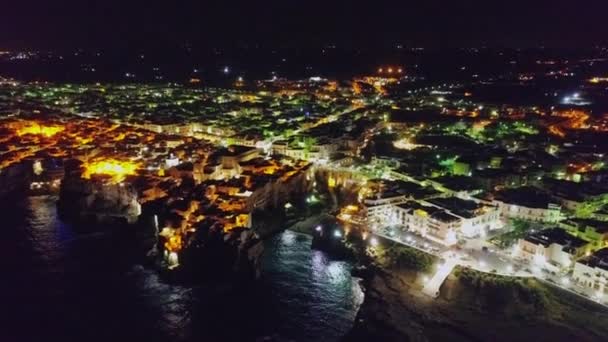 イタリアの海岸都市ドローン プッリャ州バーリ夜間飛行 — ストック動画