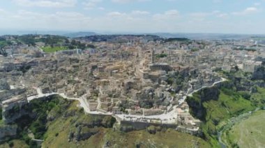 Eski kilise Monopoli Apulia kenti yakınlarındaki İtalya dron 4k deniz kıyı şeridi mavi