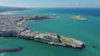 İtalya Drone uçuş kalede ana Polignano bir Mare Apulia şehir deniz kıyı şeridi beyaz evler