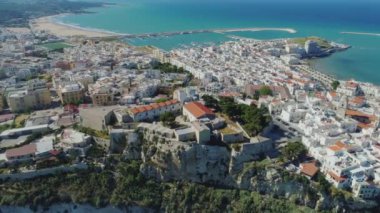 İtalya Drone uçuş kalede ana Polignano bir Mare Apulia şehir deniz kıyı şeridi beyaz evler