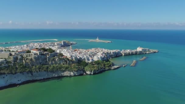 Polignano Mare Apulie City moře pobřeží bílé domy ana hrad v Itálii Drone letu — Stock video