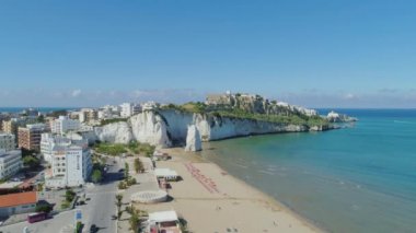 Beyaz rock ve plaj Polignano a Mare Apulia şehir deniz kıyı şeridi beyaz evler ve İtalya Drone uçuş kalede