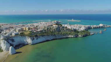 Beyaz rock ve plaj Polignano a Mare Apulia şehir deniz kıyı şeridi beyaz evler ve İtalya Drone uçuş kalede