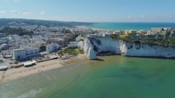 Beyaz rock ve plaj Polignano a Mare Apulia şehir deniz kıyı şeridi beyaz evler ve İtalya Drone uçuş kalede — Stok video