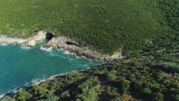 Beyaz kayalar ve deniz Doğu kıyısında İtalya Apulia Bari, Vieste, Adriyatik Denizi, mağara Bell, Torre di San Felice, San Felice Architiello dağlar dron mavi — Stok video