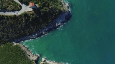 Kayalar beyaz ve mavi deniz Doğu kıyısında İtalya Apulia Bari, Vieste, Adriyatik Denizi, mağara Bell, Torre di San Felice, San Felice Architiello, dağlar