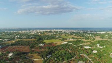 İtalya 'da Conversano, Castellana, Grotte, Putignano, Turi, Casamassima Sammichele Bari Acquaviva Grumo Appula zeytinleri yakınlarındaki tarım arazileri