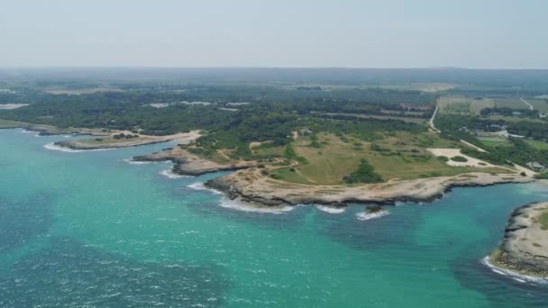 Καταπληκτική παραλία μπλε γραμμή πτήση Drone 4k στην Ιταλία — Αρχείο Βίντεο