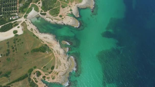 蓝色海滩线无人机飞行在白色岩石海岸线附近在意大利 — 图库视频影像