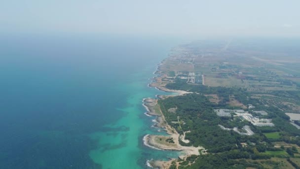 Erstaunliche blaue Strandlinie Drohne 4k Flug in Italien — Stockvideo