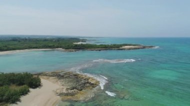 Harika mavi plaj satır dron 4k uçuş İtalya