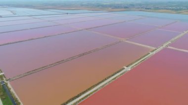 Saltpan serum Margherita di Savoia Apulia şehir deniz kıyı şeridi sed su İtalya Drone uçuş uzanır.