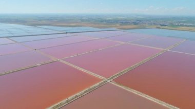 Saltpan serum Margherita di Savoia Apulia şehir deniz kıyı şeridi sed su İtalya Drone uçuş uzanır.