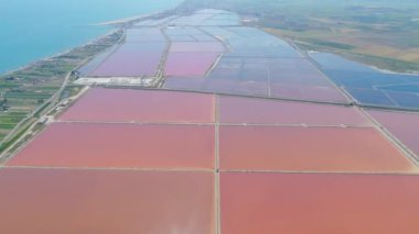 Saltpan serum Margherita di Savoia Apulia şehir deniz kıyı şeridi sed su İtalya Drone uçuş uzanır.