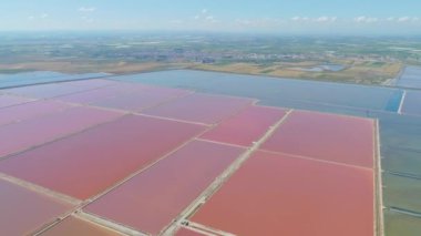 Saltpan serum Margherita di Savoia Apulia şehir deniz kıyı şeridi sed su İtalya Drone uçuş uzanır.