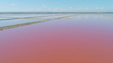 Saltpan serum Margherita di Savoia Apulia şehir deniz kıyı şeridi sed su İtalya Drone uçuş uzanır.