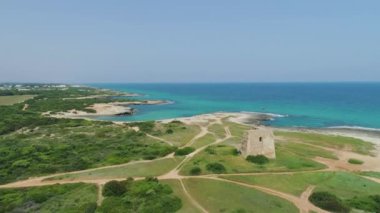 Eski mavi plaj satır dron 4 k uçuş İtalya bina