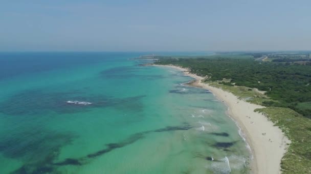 Increíble vuelo de Drone 4k en línea de playa azul en Italia — Vídeos de Stock