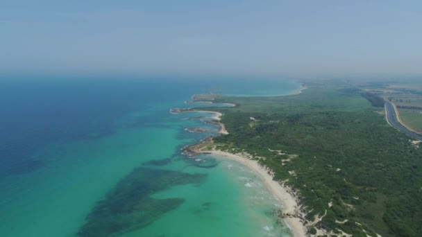 Καταπληκτική παραλία μπλε γραμμή πτήση Drone 4k στην Ιταλία — Αρχείο Βίντεο