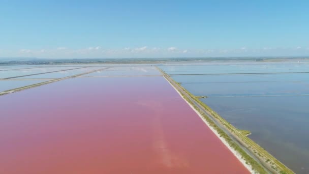 Die salzhaltige salzlösung erstreckt sich margherita di savoia apulia stadt meerküste sed wasser in italien drohnenflug — Stockvideo