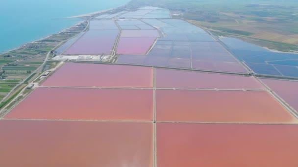 Saltpan serum Margherita di Savoia Apulia şehir deniz kıyı şeridi sed su İtalya Drone uçuş uzanır. — Stok video