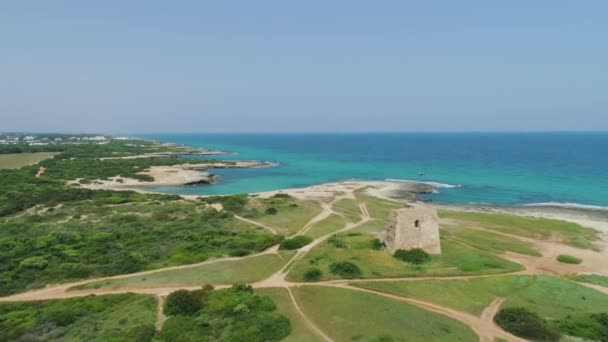 Stary budynek linia niebieski plaża lot Drone 4k w Włochy — Wideo stockowe