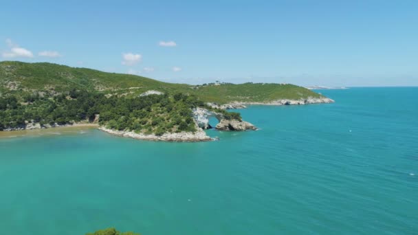 Increíble vuelo de Drone 4k en línea de playa azul en Italia — Vídeo de stock