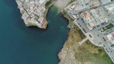 Şehir deniz kıyı şeridi ve beyaz evler Polignano Mare Apulia şehrinde İtalya dron 4k
