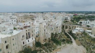 Şehir deniz kıyı şeridi ve beyaz evler Polignano Mare Apulia şehrinde İtalya dron 4k