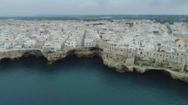 Şehir deniz kıyı şeridi ve beyaz evler Polignano Mare Apulia şehrinde İtalya dron 4k