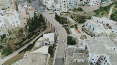 İtalya Drone uçuş 4k şehirde araba sürücü