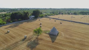 Trullo trulli eski whitr İtalya dron 4k uçuş alanında evde