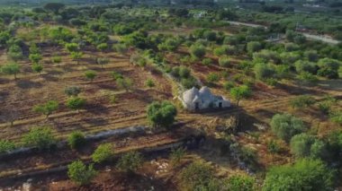 Trullo trulli eski whitr İtalya dron 4k uçuş alanında evde
