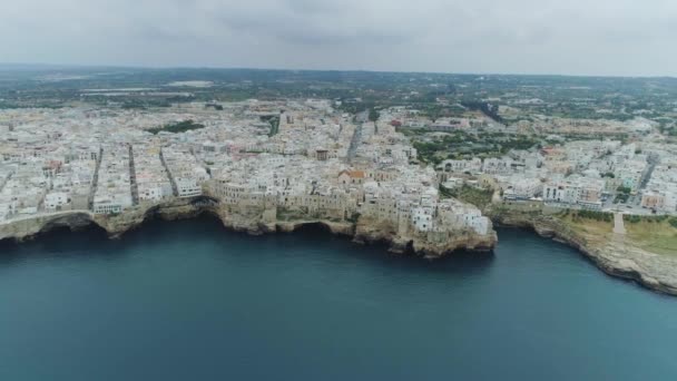 Stad zee kust en witte huizen Polignano een Mare Apulië in Italië Drone 4k — Stockvideo