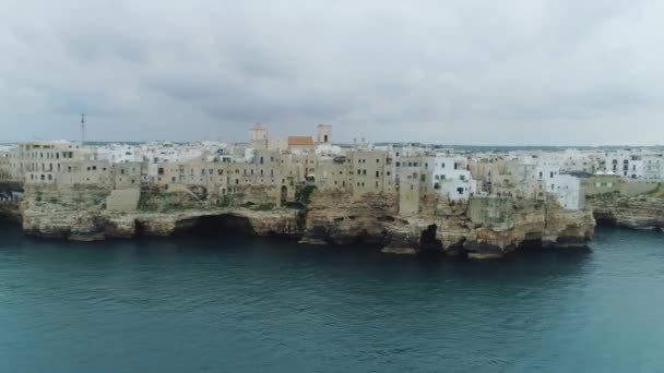 Stad zee kust en witte huizen Polignano een Mare Apulië in Italië Drone 4k — Stockvideo