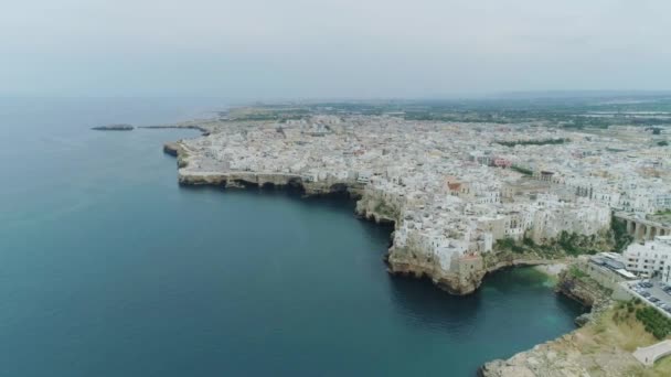 Staden havets kust och vitt hus Polignano en Mare Apulien i Italien Drone 4k — Stockvideo