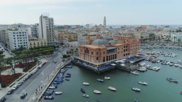 Yachthafen mit Autos und Gebäuden in der italienischen Stadt Drohne 4k — Stockvideo